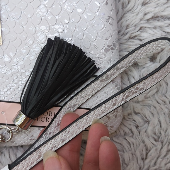 Victoria's Secret snake python print wristlet clutch NWT silver & white party 🎉 - Picture 3 of 8